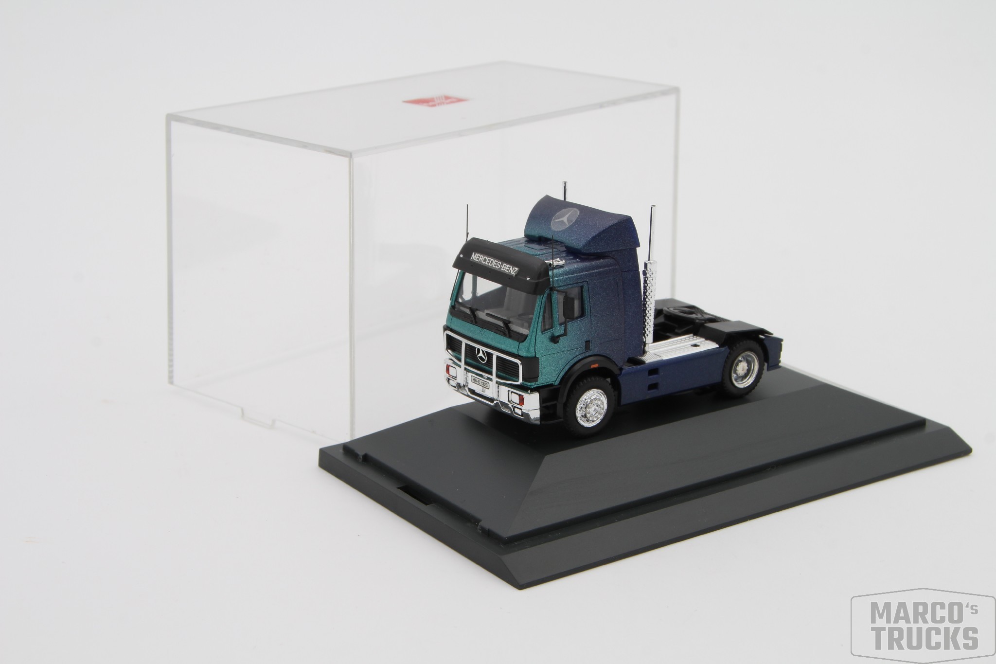 Herpa MB SK 88 Zugmaschine grün blau PC Vitrine H13686 1