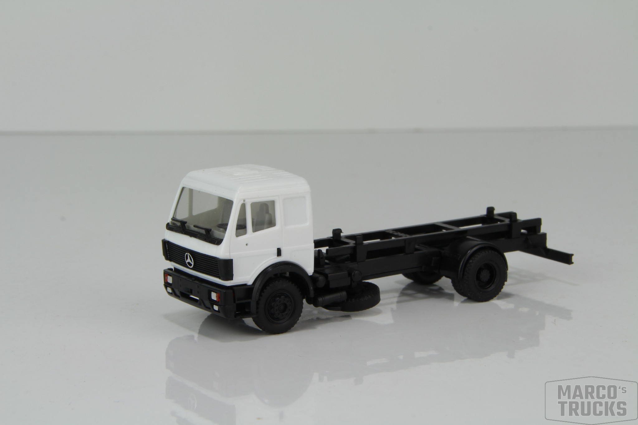 1:87 EM0366 ELBE-MODELL MB SK`88 3achs Sattelzugmaschine grün in