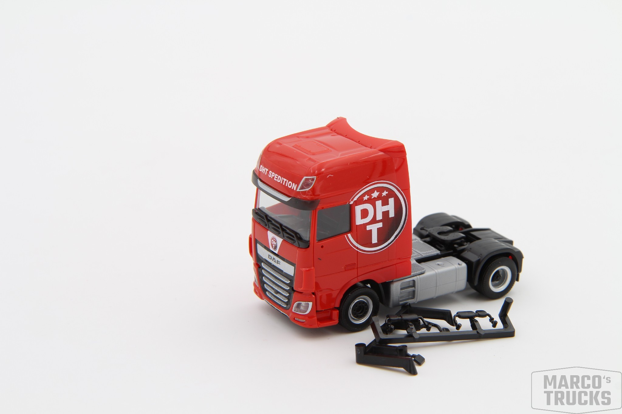 Herpa DAF XF 106 SSC Zugmaschine Rot „DHT Spedition“ /H14959