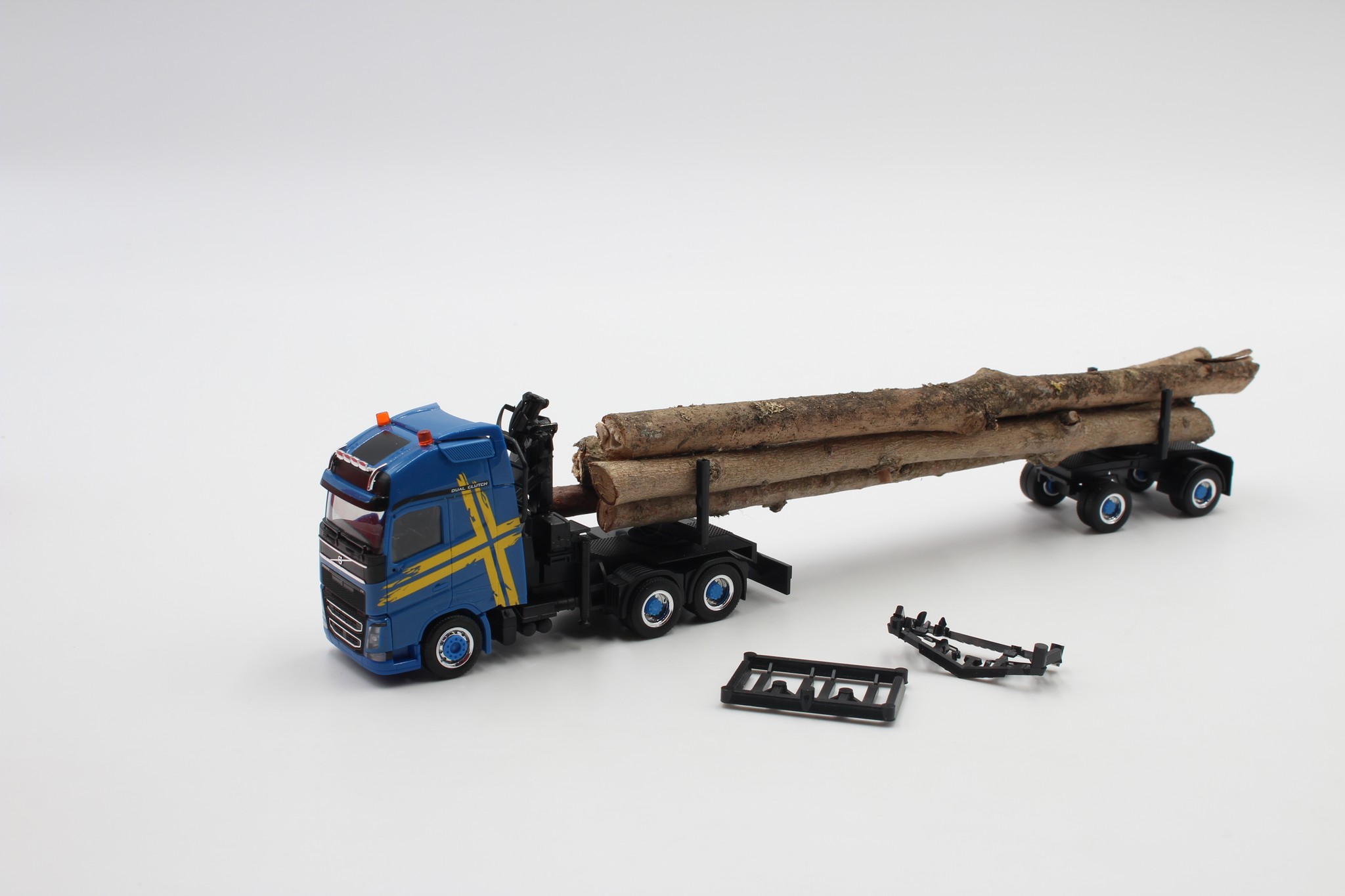 Herpa Volvo FH4 long timber semi-trailer conversion 1:87 /H26308