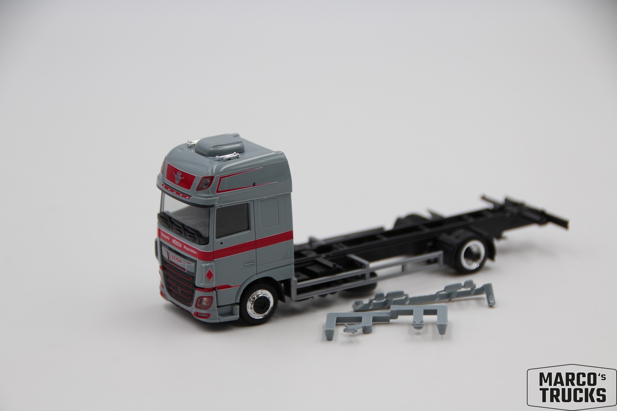 Camion Miniature DAF XF Avec Chassis 20/24' Et Container Swap KLAESER - HERPA échelle 1/87 - Occasion