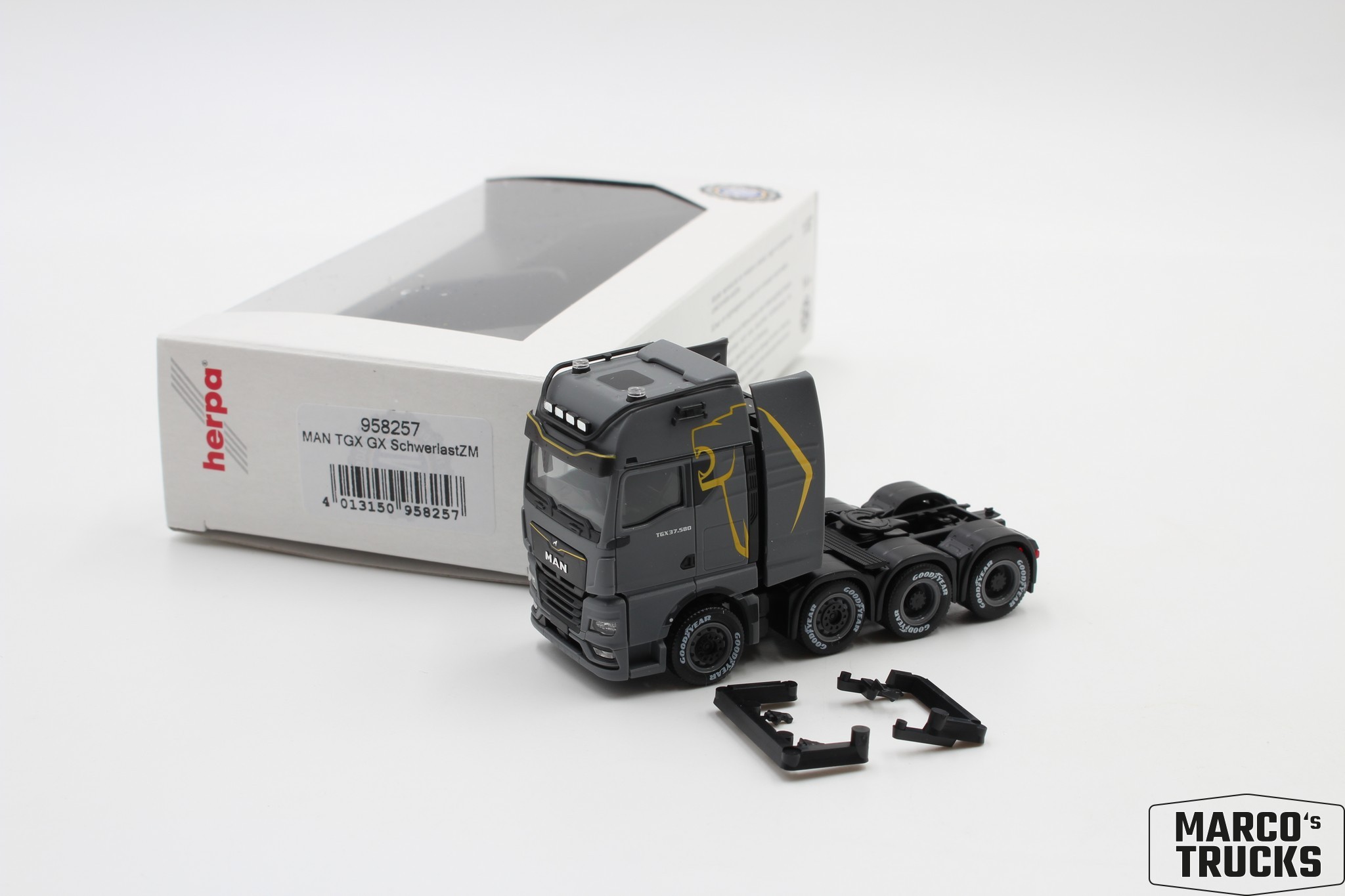 1/87 ヘルパ Herpa MAN TGX GX 8x4 matt grey Herpa MAN TGX GX 8x4 Tractor Unit Nardo Gray Matte No. 958257 1:87